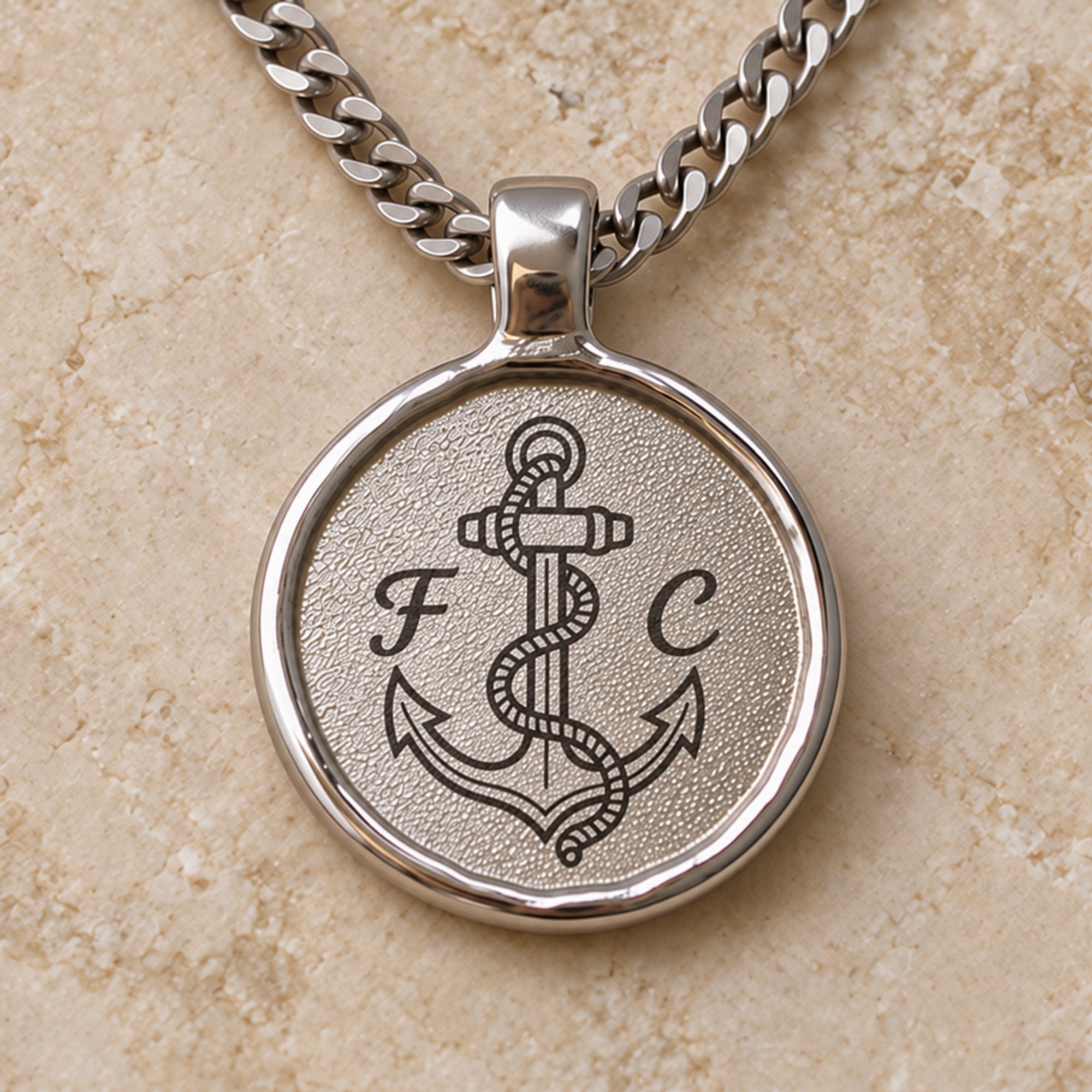 Silberfarbener Relic Coin Anhänger mit digitalem Ankermotiv und Initialen F und C. all-groups