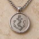 Silberfarbener Relic Coin Anhänger mit digitalem Ankermotiv und Initialen F und C. all-groups