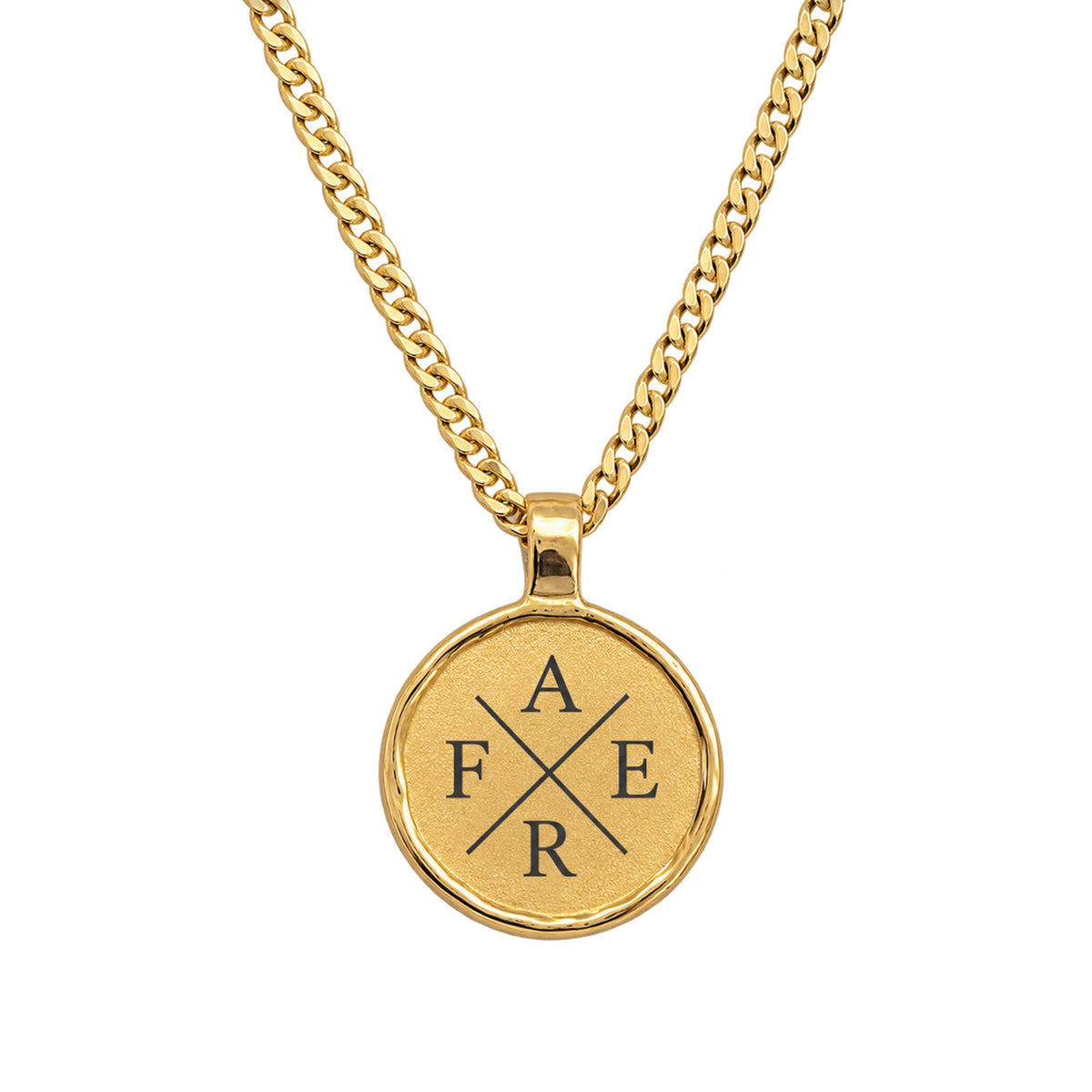 Goldfarbene Relic Coin Halskette mit vier Initialen auf weißem Hintergrund; digitale Gravurvorschau.