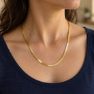 Goldfarbene Sleek Chain Halskette am Hals getragen