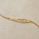 Twist Armband in Gold mit Beispielgravur Emma und Noah im Detail all-groups