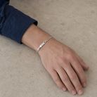 Breites Twist Armband in Silber am Handgelenk all-groups